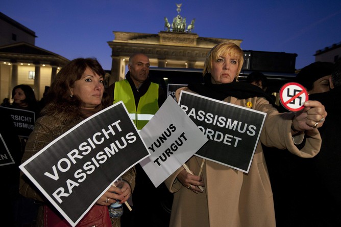 Возмущенные известием жители Берлина собрались на стихийный митинг против неонацистов