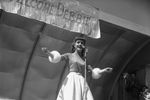 Звезда фильма «Поющие под дождем» Дебби Рейнольдс на сцене перед американскими военнослужащими в Сеуле, 1955 год