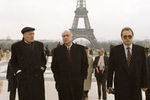 1995 год. Председатель Правительства РФ Виктор Черномырдин осматривает достопримечательности Парижа во время своего визита во Францию