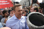 Оппозиционный политик Алексей Навальный во время спора со сторонниками НОД на несогласованной акции в центре Москвы, 5 мая 2018 года