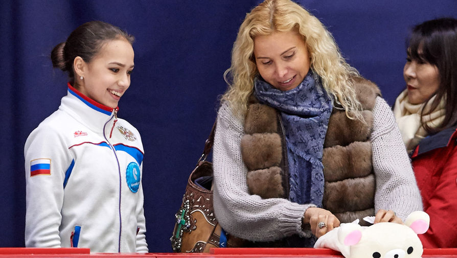 Российская фигуристка Алина Загитова со своим тренером Этери Тутберидзе