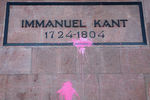 Могила немецкого философа Иммануила Кантау у стен Кенигсбергского Кафедрального Собора на острове Канта в Калининграде после инцидента с краской, 27 ноября 2018 года