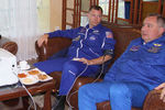 Астронавт NASA Ник Хейг и глава «Роскосмоса» Дмитрий Рогозин после аварийной посадки космического корабля «Союз МС-10» в степи Казахстана, 11 октября 2018 года