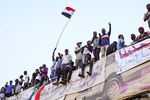 Демонстранты во время акции протеста в Хартуме с требованием к президенту Омару аль-Баширу уйти в отставку, 10 апреля 2019 года