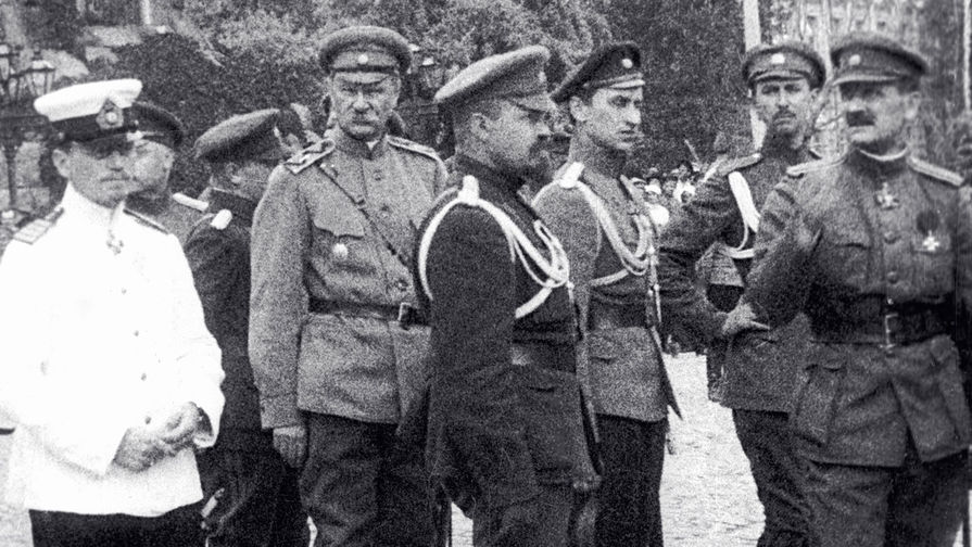 Офицеры Белой гвардии на одной из улиц Киева. Гражданская война. 1919 год