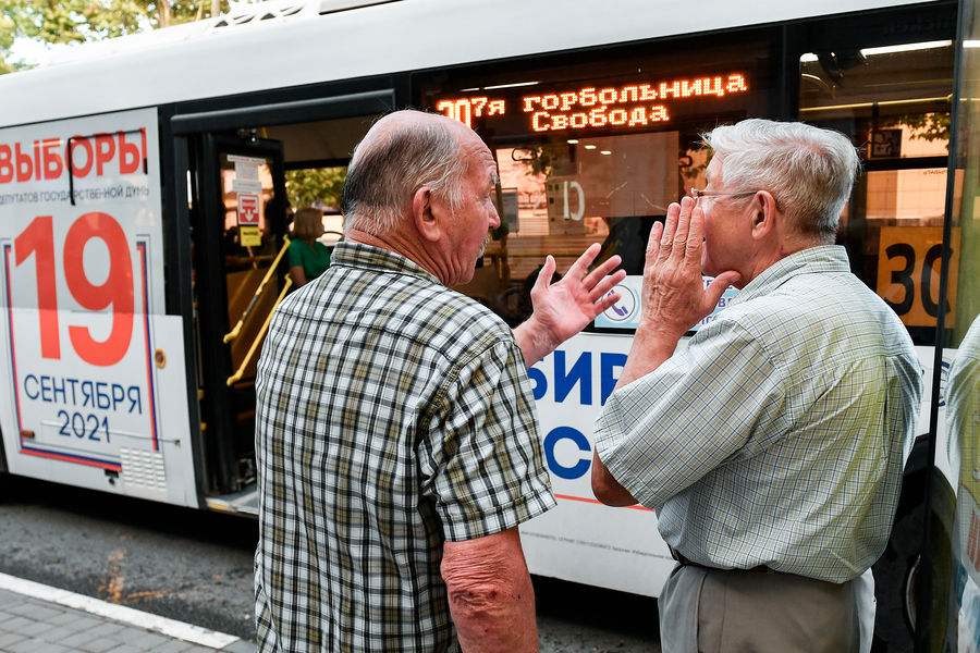 Жители Симферополя на остановке у автобуса с информацией о выборах, 2021 год