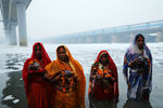 Женщины в священной реке Ямуна во время религиозного праздника Чхат Пуджа, Нью-Дели, 11 ноября 2021 года