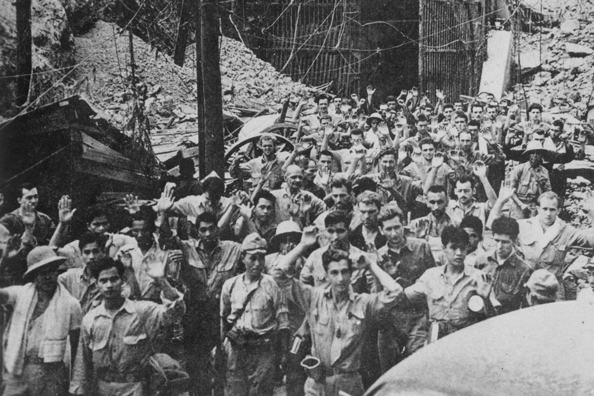 Американские и филиппинские солдаты и моряки сдаются японским войскам на острове Коррехидор, 1942 год