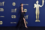 Чон Хо Ён, обладательница награды за выдающуюся роль актрисы в драматическом сериале «Игра кальмара», позирует в пресс-центре на 28-й ежегодной премии Гильдии киноактеров в Санта-Монике, Калифорния, США, 27 февраля 2022 года