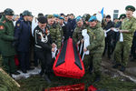 Во время похорон сержанта Ильнура Сибгатуллина на Аллее героев на мусульманском кладбище в Нижнекамске, Республика Татарстан