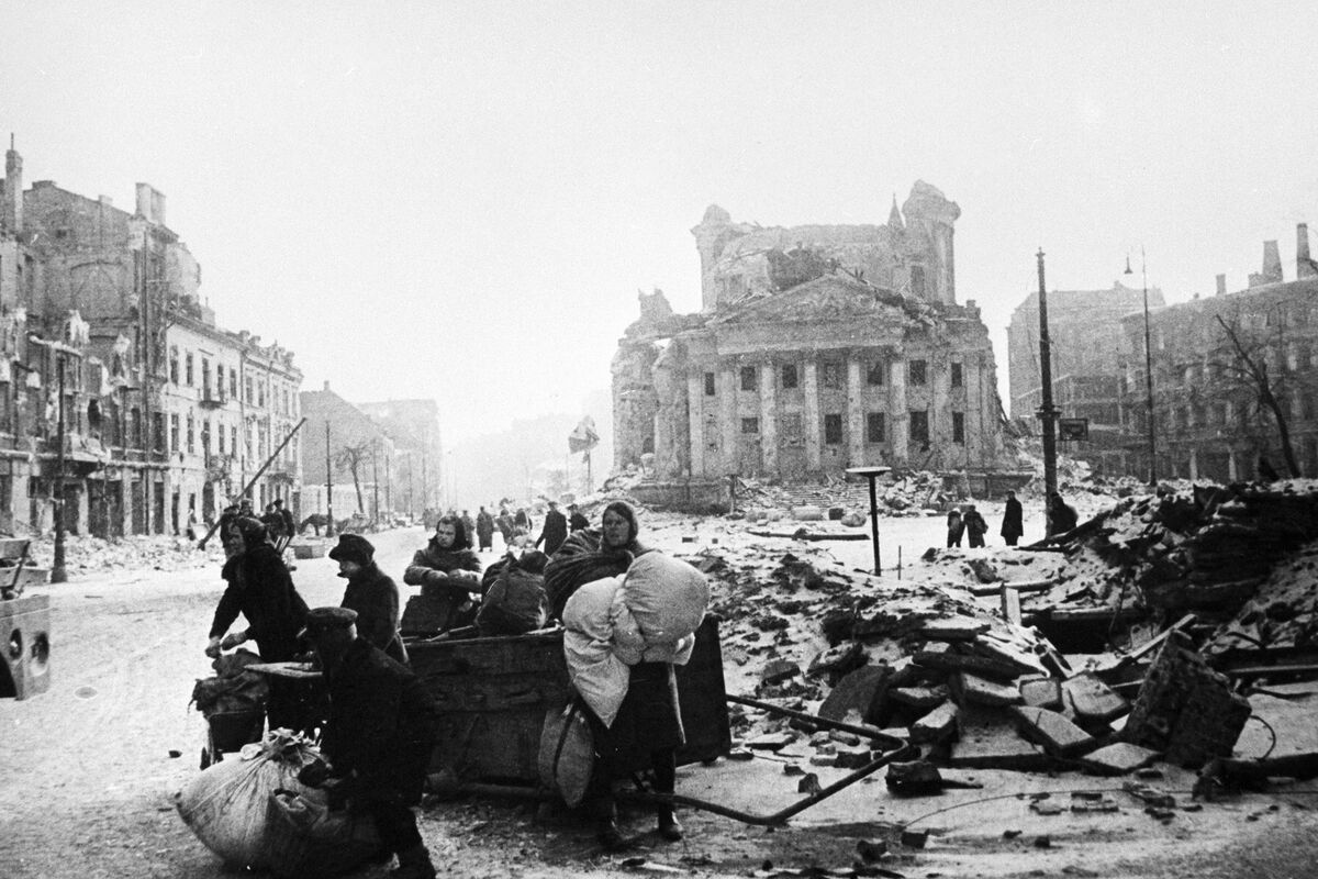 Жители Варшавы на разрушенных улицах города после освобождения от немецкой оккупации, 1945 год