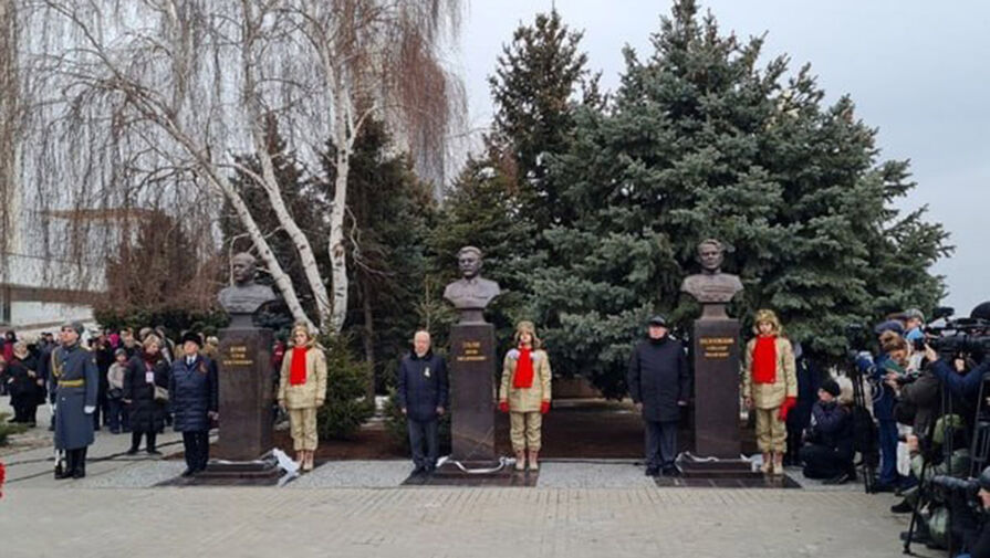 В Волгограде поменяли таблички и установили памятник Сталину