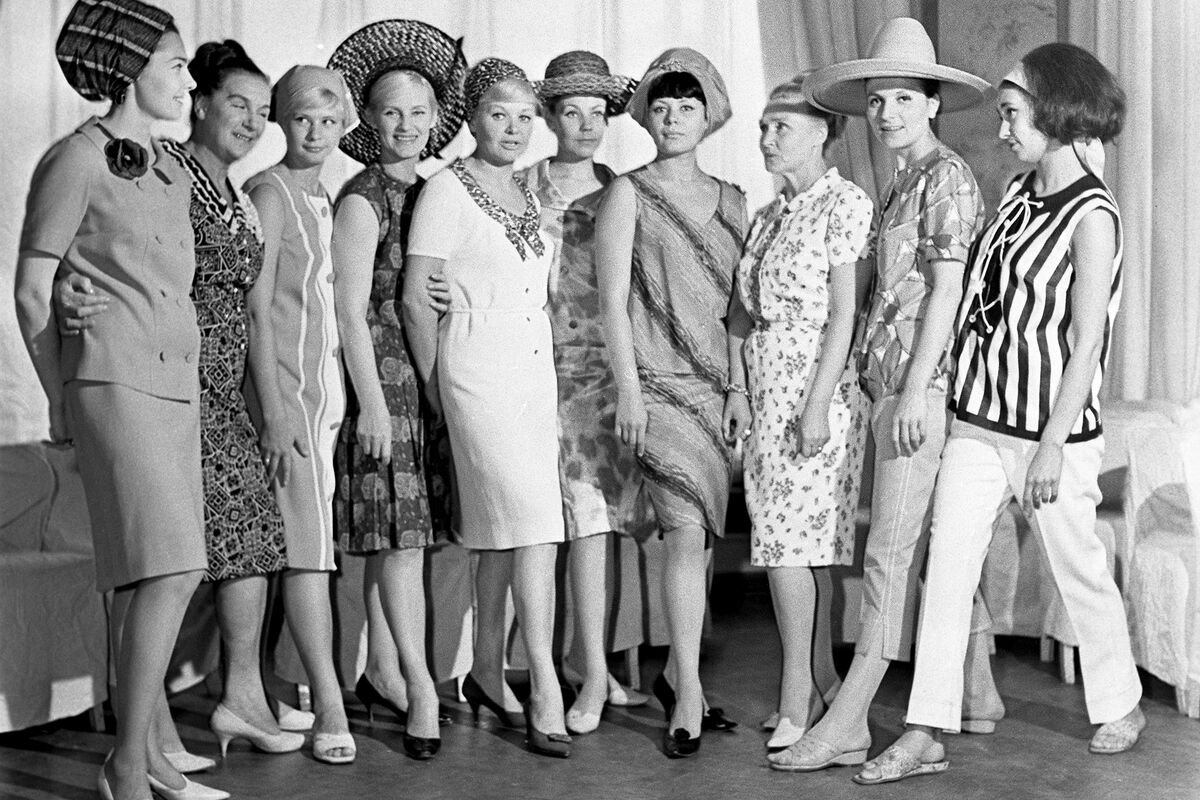 Манекенщицы Дома моды на Кузнецком мосту, 1965 год. Четвертая справа — самая популярная в 60-е модель Регина Збарская