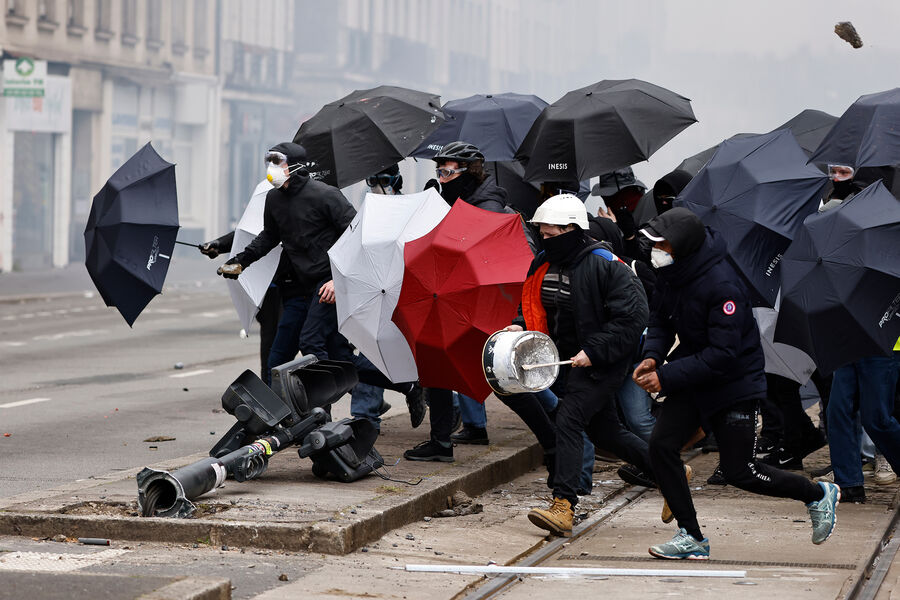 Столкновения протестующих с&nbsp;полицией во время беспорядков в&nbsp;Нанте, Франция, 6&nbsp;апреля 2023&nbsp;года