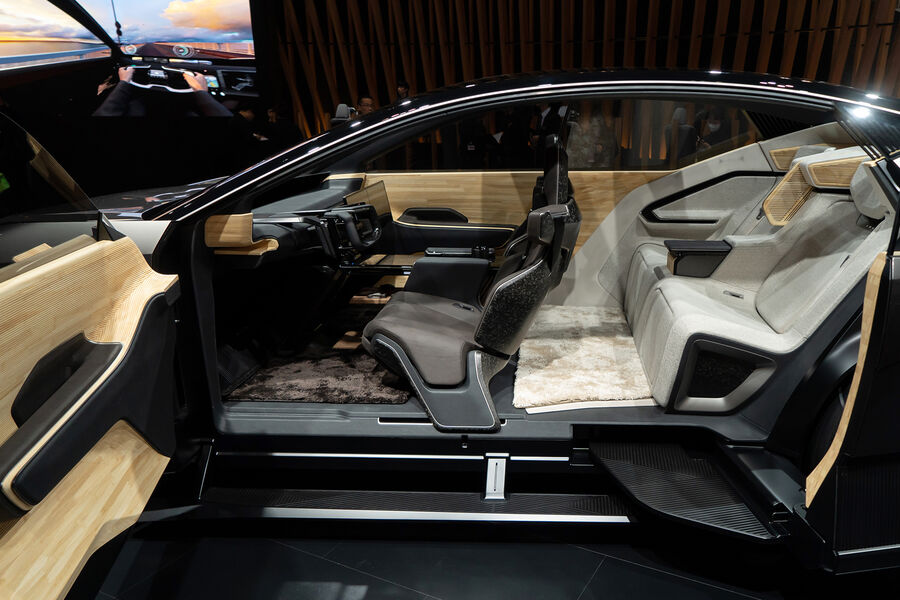 Электрокар Lexus LF-ZL на&nbsp;автомобильной выставке в&nbsp;Токио