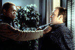 <b>«Переговорщик» (1998), Ф. Гэри Грей</b>
<br><br>
В криминальном триллере Феликса Гэри Грэя Джексон исполнил роль Дэнни Роумэна, собственно, как раз полицейского переговорщика – одного из лучших в Чикаго. По сюжету его героя подставляют, обвиняя в убийстве, которое он не совершал, и в критической ситуации Дэнни решается на отчаянный шаг – взять в заложники людей и пригласить к переговорам своего коллегу, которому он попытается доказать непричастность к вменяемому ему преступлению.
