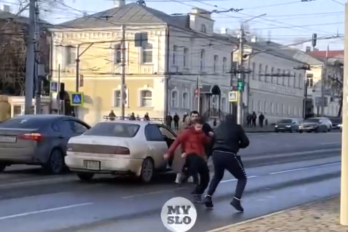 Двое мужчин избили пассажира и разгромили машину, обвиняя, что водитель их  подрезала - Газета.Ru | Новости