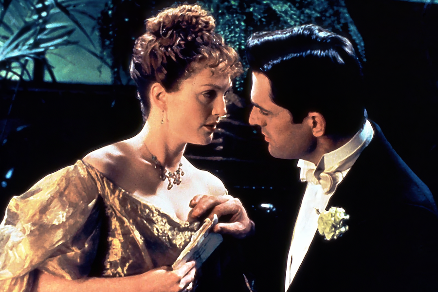 <b>&laquo;Идеальный муж&raquo; (1999)</b>
<br><br>
Появившись в&nbsp;столице с&nbsp;компроматом на&nbsp;его прошлое, она шантажирует героя и втягивает его семью в&nbsp;водоворот скандалов. 