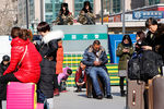 Пассажиры в ожидании поезда на вокзале в Пекине