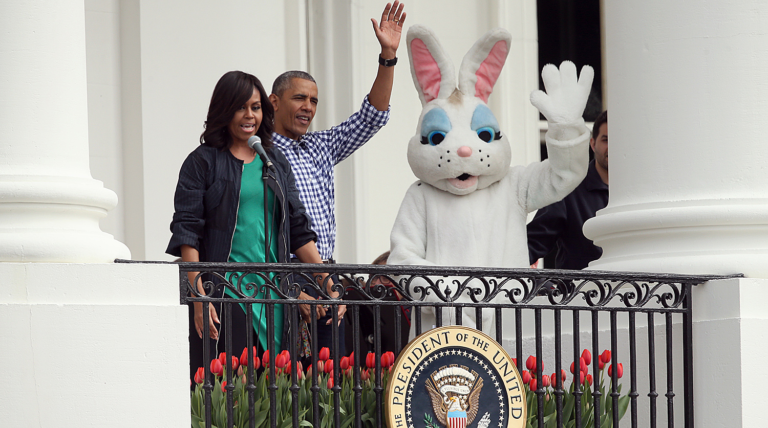 Барак и Мишель Обама и пасхальный заяц во время ежегодной пасхальной акции Easter Egg Roll