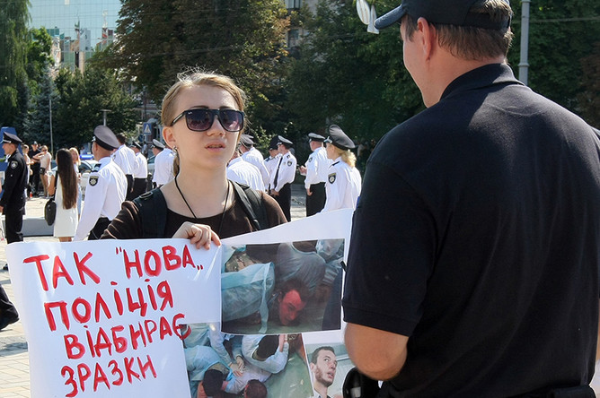 Участник акции протеста во время празднования Дня национальной полиции на Софийской площади