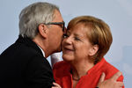 Председатель Европейской комиссии Жан-Клод Юнкер и канцлер Германии Ангела Меркель 