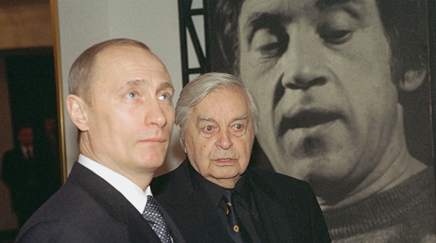 Президент РФ Владимир Путин, посетивший Театр на Таганке в день 65-летия со дня рождения Владимира Высоцкого, в сопровождении руководителя театра Юрия Любимова знакомится с экспозицией, посвященной юбилею, 2003 год