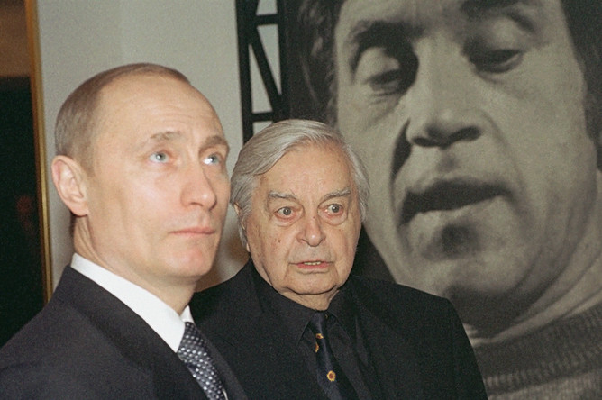 Президент РФ Владимир Путин, посетивший Театр на Таганке в день 65-летия со дня рождения Владимира Высоцкого, в сопровождении руководителя театра Юрия Любимова знакомится с экспозицией, посвященной юбилею, 2003 год
