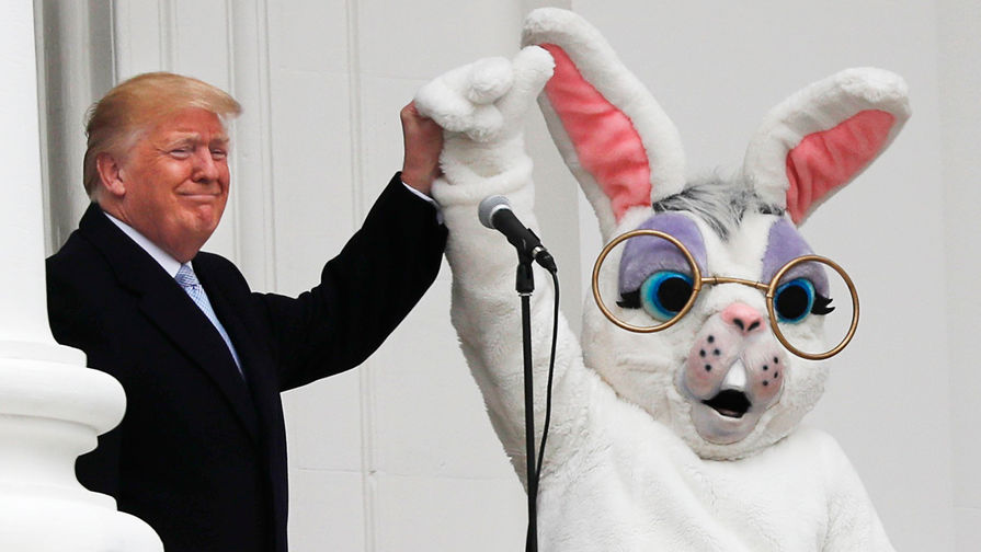 Президент США Дональд Трамп во время ежегодного фестиваля катания пасхальных яиц на&nbsp;лужайке у&nbsp;Белого дома, 2 апреля 2018 года