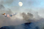 Тушение пожара на Голливудских холмах в Лос-Анджелесе неподалеку от киностудий Warner Bros. и Universal