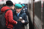 Проверка билетов у пассажиров первого именного состава «Таврия», который отправился из Санкт-Петербурга в Севастополь, 23 декабря 2019 года