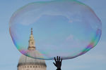 Огромный мыльный пузырь проплывает мимо собора Святого Павла в Лондоне, 27 декабря 2019 года
