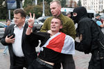 Сотрудники силовых структур Белоруссии во время задержания участника студенческой акции протеста в Минске, 1 сентября 2020 года
