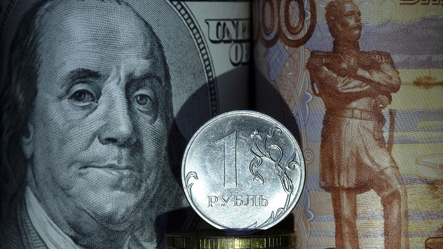 Россиянам посоветовали конвертировать доллары в рубли