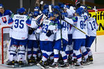Игроки сборной Словакии радуются заброшенной шайбе в матче группового этапа чемпионата мира по хоккею 2021 между сборными командами Словакии и России, 24 мая 2021 года 