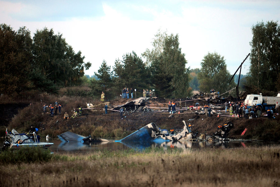 На&nbsp;борту находилось 45 человек, 43 из&nbsp;которых погибли сразу. Выжили бортинженер Александр Сизов и хоккеист Александр Галимов. Они сидели на&nbsp;последнем ряду и не были пристегнуты, из-за чего после падения самолета оказались выброшены в&nbsp;реку Туношонка.
<br><br>
На&nbsp;фото: на&nbsp;месте крушения самолета Як-42, 7 сентября 2011 года
