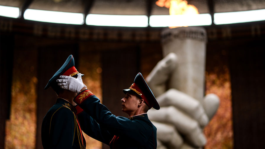 Почетный караул у Вечного огня в Зале воинской славы на Мамаевом кургане в Волгограде, 2015 год