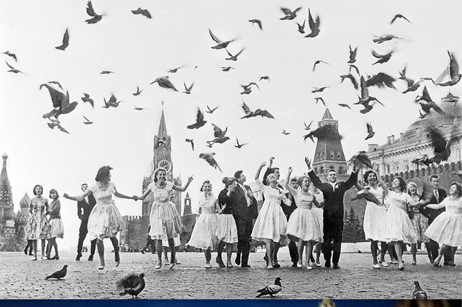 Выпускники столичных школ на Красной площади, 1961 год (вверху). Выпускники на Красной площади после VII Всероссийской премии-бала «Выпускник-2017» в Государственном Кремлевском дворце, 2017 год (внизу)