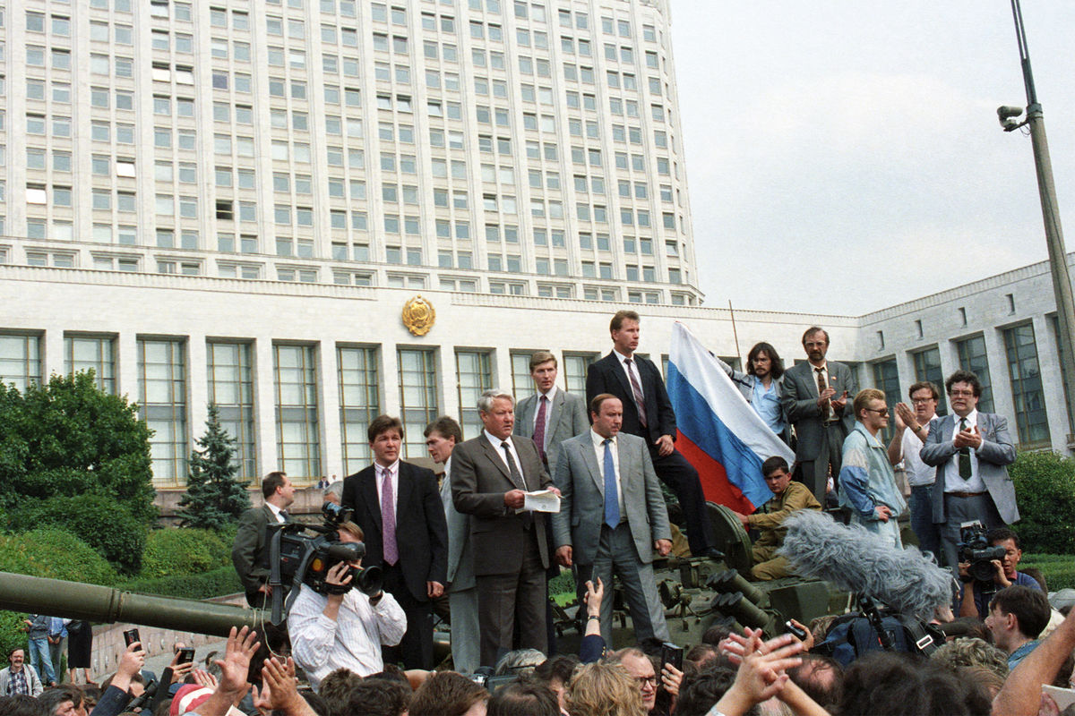 Борис Ельцин с башни танка обращается к народу у здания Верховного Совета РСФСР, 19 августа 1991 года