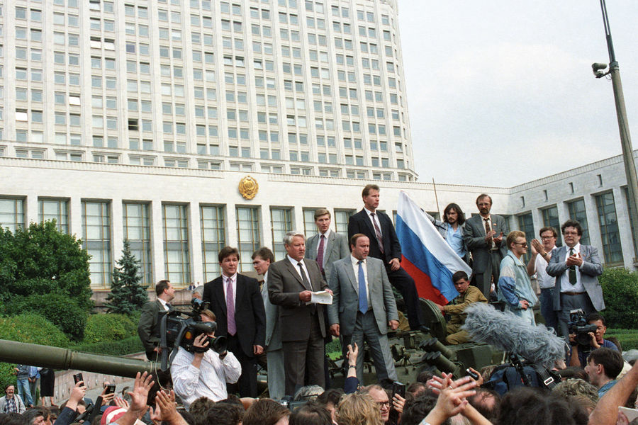 Борис Ельцин с башни танка обращается к народу у здания Верховного Совета РСФСР, 19 августа 1991 года