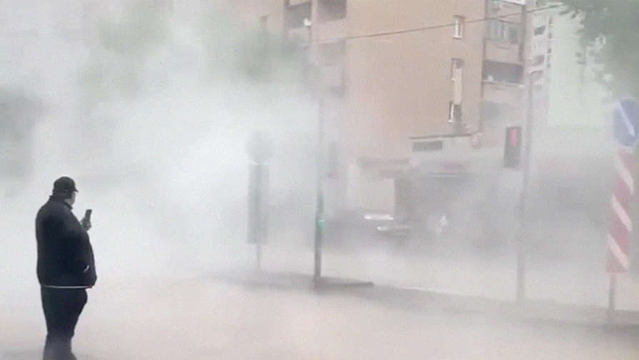 В Московских Кузьминках прорвало трубу с горячей водой