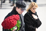 Певицы Наташа Королева и Ольга Орлова на церемонии прощания с модельером Валентином Юдашкиным в похоронном доме «Троекурово», 6 мая 2023 года