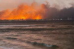 Вид на лесные пожары с побережья города Лахайна, 9 августа 2023 года