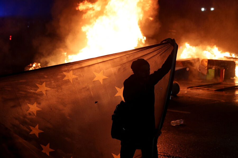 Сторонник грузинской оппозиции держит флаг Евросоюза во время митинга в&nbsp;Тбилиси, 29&nbsp;ноября 2024&nbsp;года