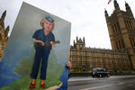 Портрет Терезы Мэй на фоне здания парламента в Лондоне