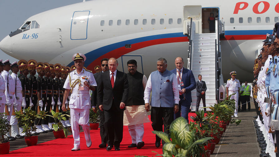 Президент РФ Владимир Путин во время встречи на&nbsp;летном поле индийского аэропорта Даболим в&nbsp;штате Гоа