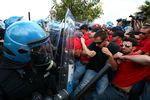 Столкновение с полицией протестующих против саммита G7 в Джардини-Наксос недалеко от Таормины, Сицилия, Италия, 27 мая 2017 года