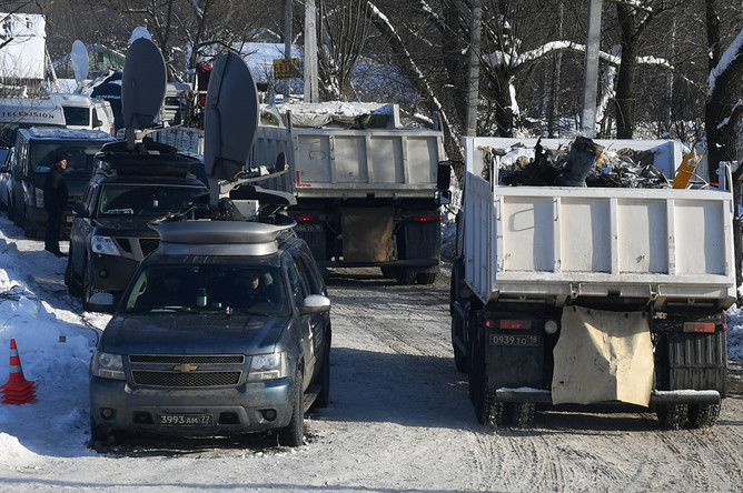 Транспортировка фрагментов пассажирского самолета Ан-148 в Раменском районе Подмосковья с места крушения, 13 февраля 2018 года