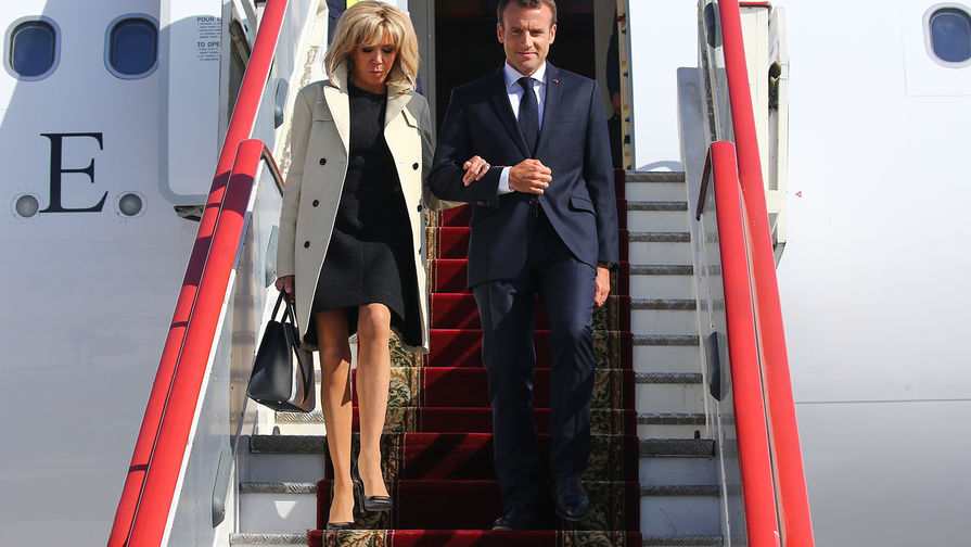 Президент Франции Эммануэль Макрон с&nbsp;супругой Бриджит в&nbsp;аэропорту Пулково-2, 24 мая 2018 года