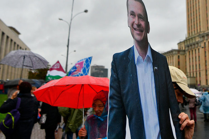 Участники митинга в поддержку незарегистрированных кандидатов в Мосгордуму на проспекте Академика Сахарова в Москве